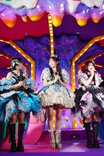 左から福山梨乃、真中まな、村川緋杏。