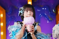 わたあめが乗ったドリンクを試食する福山梨乃（CANDY TUNE）。