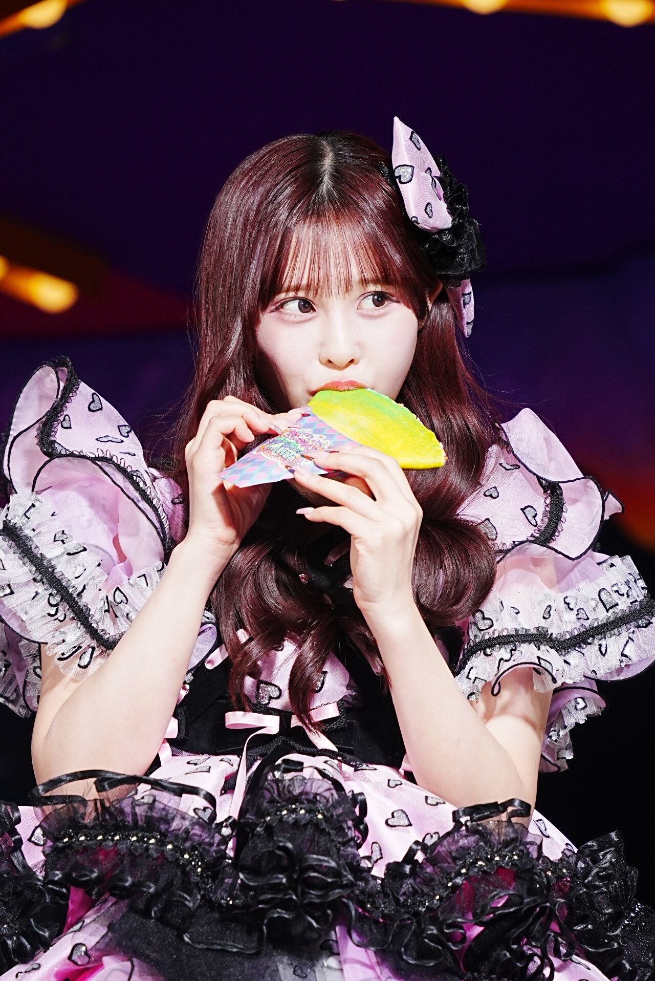 アイスクレープを食べる村川緋杏（CANDY TUNE）。 [画像・動画