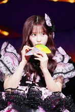 アイスクレープを食べる村川緋杏（CANDY TUNE）。