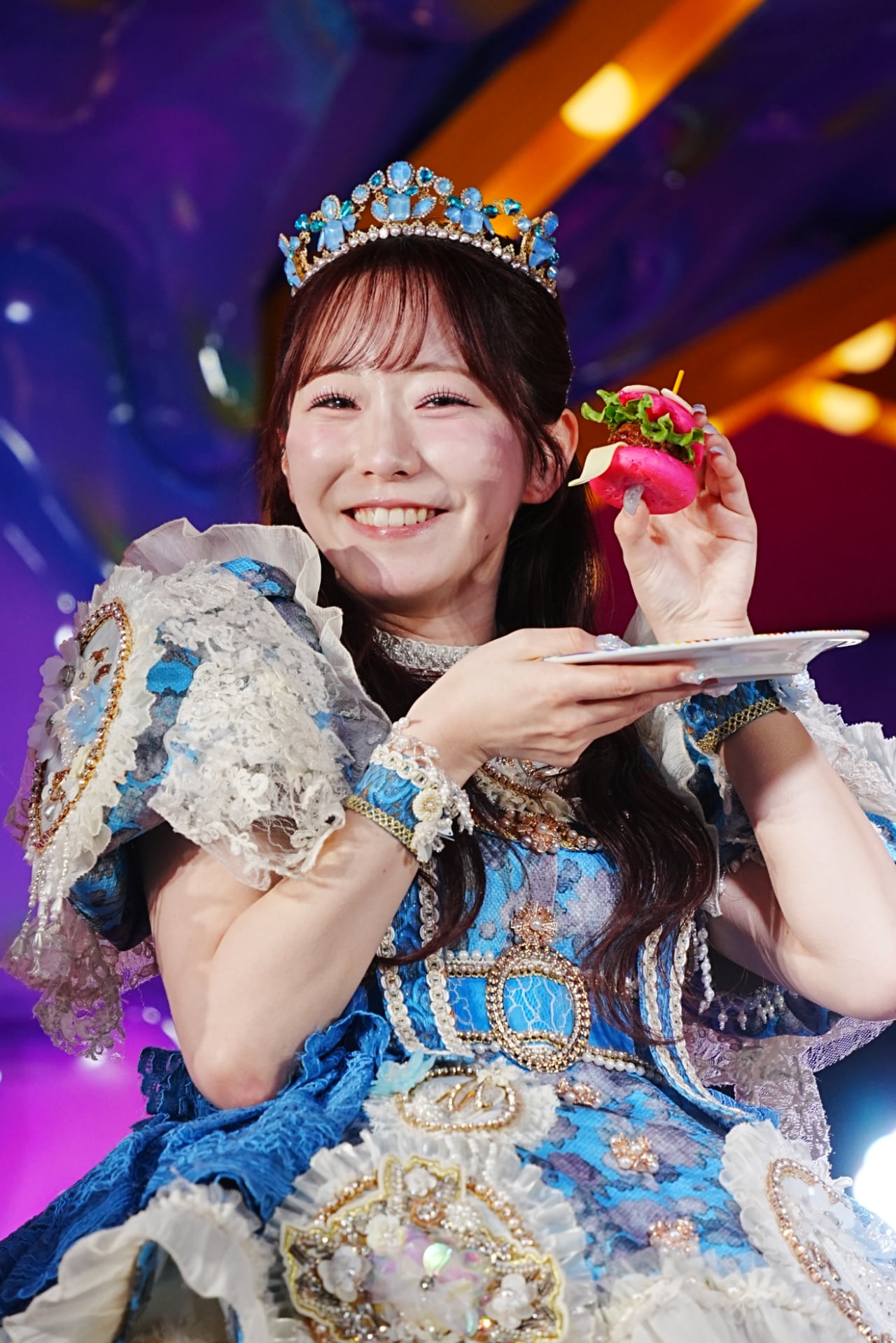 カラフルなミニバーガーと「ツーショット撮って！」とあぴーりした真中