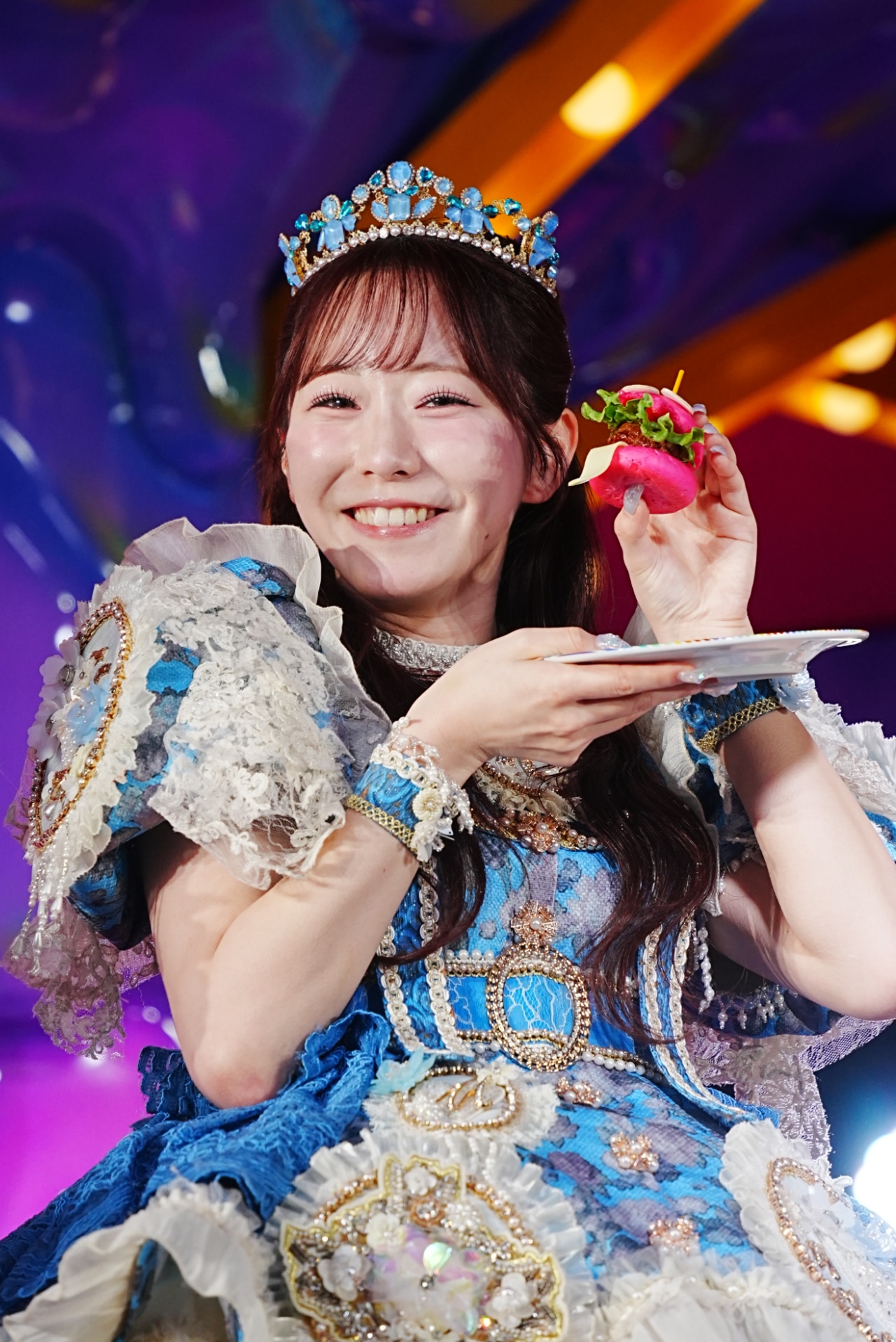 カラフルなミニバーガーと「ツーショット撮って！」とあぴーりした真中まな（FRUITS ZIPPER）。