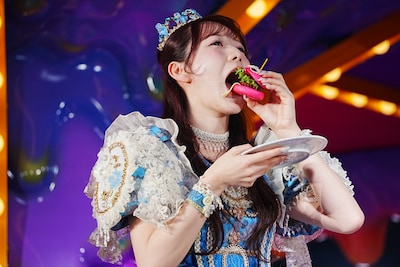 ミニハンバーガーにかぶりつく真中まな（FRUITS ZIPPER）。