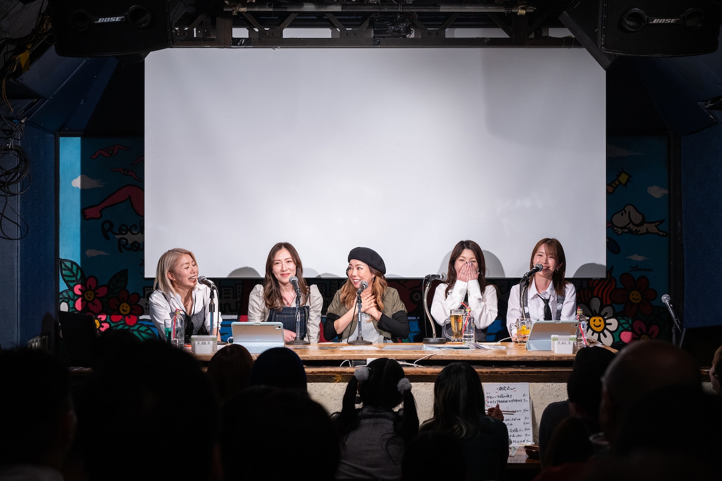 応援に駆けつけた前田有紀（左から2番目）と稲葉貴子（中央）。