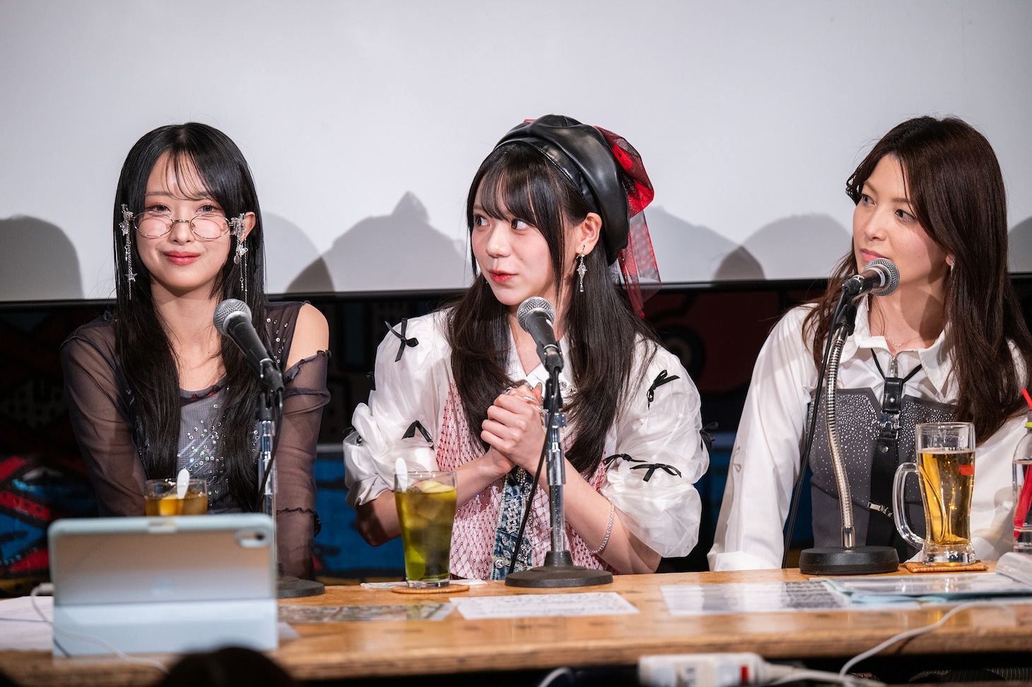 レジェンドとのトークを楽しむ（左）と米村姫良々（中央）。