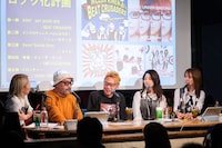 メロン記念日とのフランクなトークを楽しむ松本素生（左から2番目）とヒダカトオル（中央）。