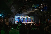 「カリスマ・綺麗」を歌うメロン記念日。