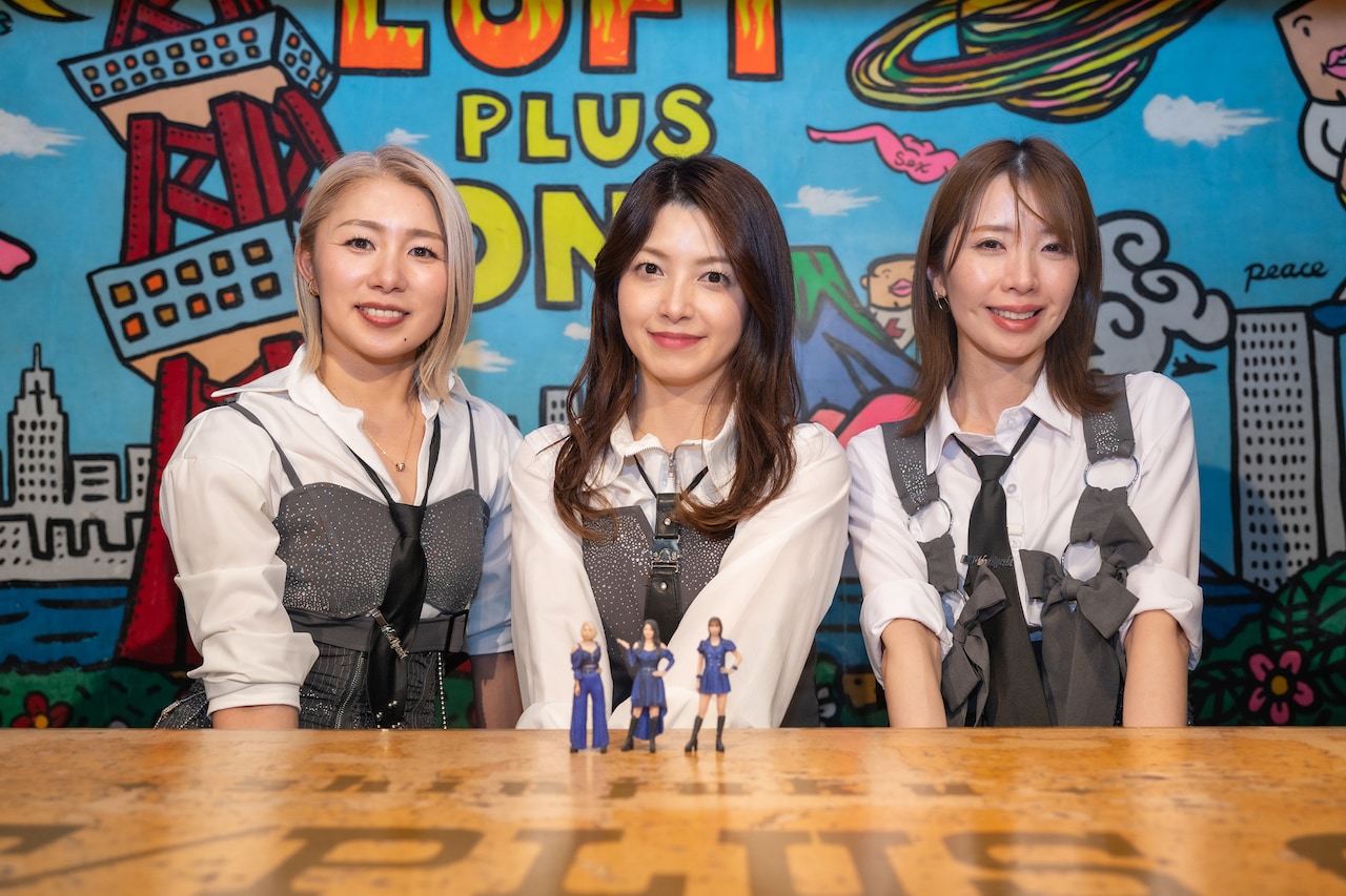 トークイベントを終えたメロン記念日の斉藤瞳、柴田あゆみ、村田めぐみ（左から）。