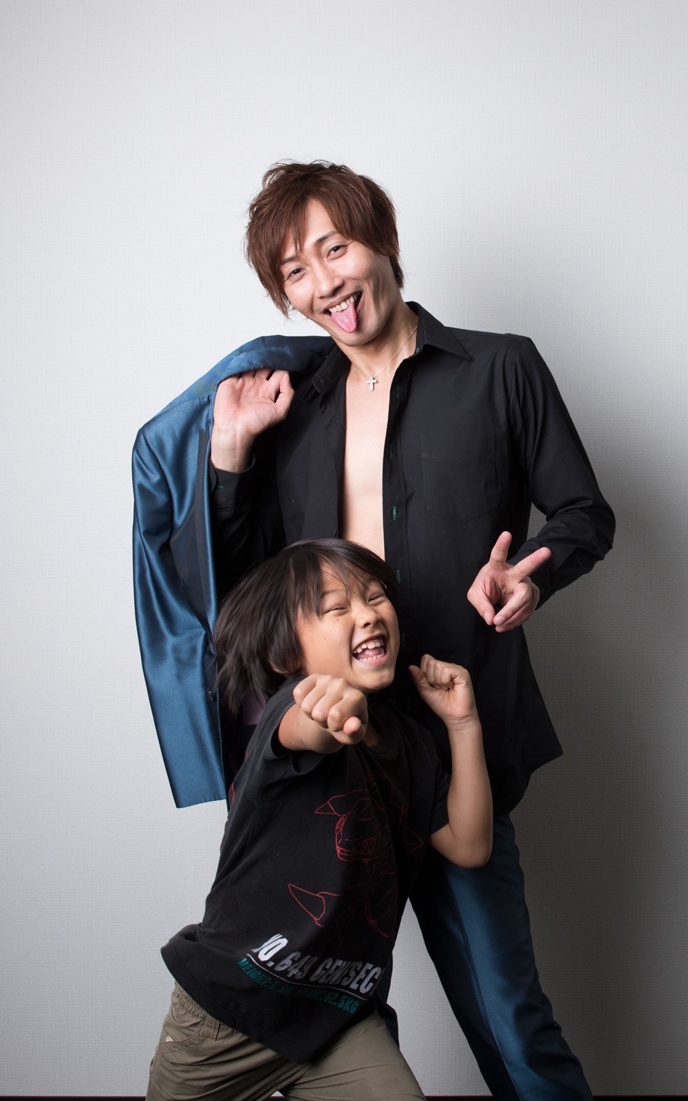 後上さんとテンション高くポーズをキメる寅二朗くん。