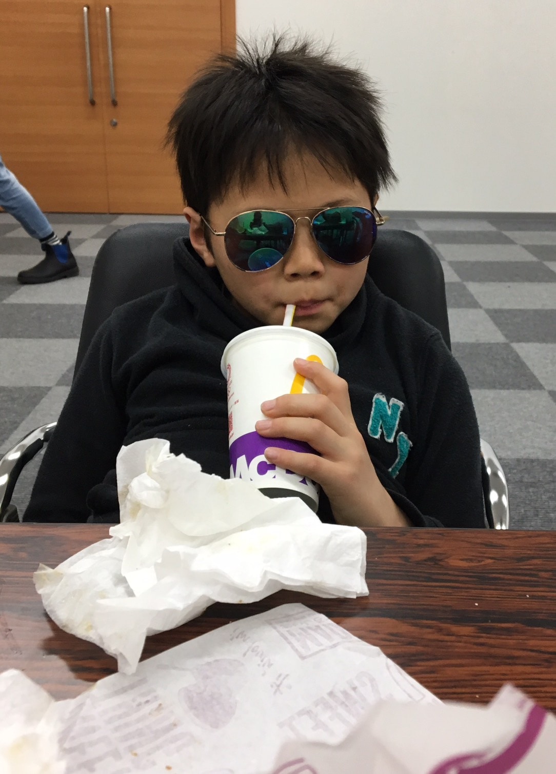 純烈のライブ会場で大御所歌手ばりにくつろぐ寅二朗くん。