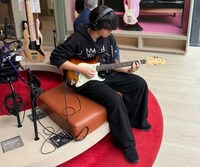 ギターを弾く寅二朗くん。今や酒井さん以上の腕前なのだそう。