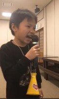 幼少時から酒井さんのお仕事に同行していた寅二朗くん。草加健康センターの宴会場で純烈「愛でしばりたい」を熱唱。小学2年生のとき。