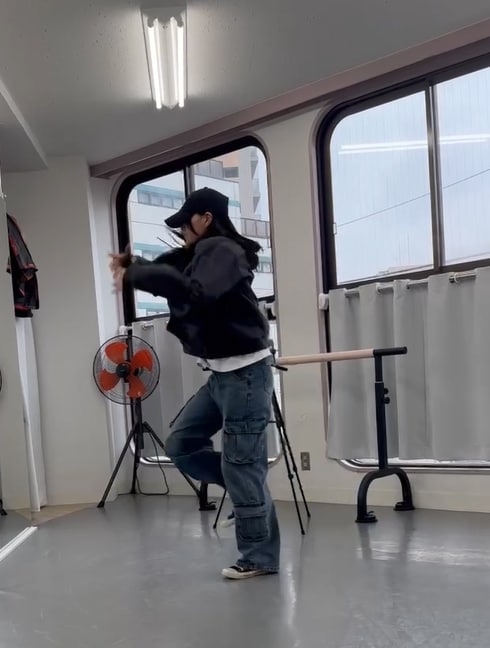 酒井さんの振り入れは、ダンスを習っていたお姉さんが担当。