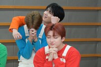 アロハの背後に迫るハル（奥）。