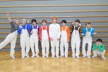 左から右へ、去年の運勢ランキング順で並ぶ超特急。