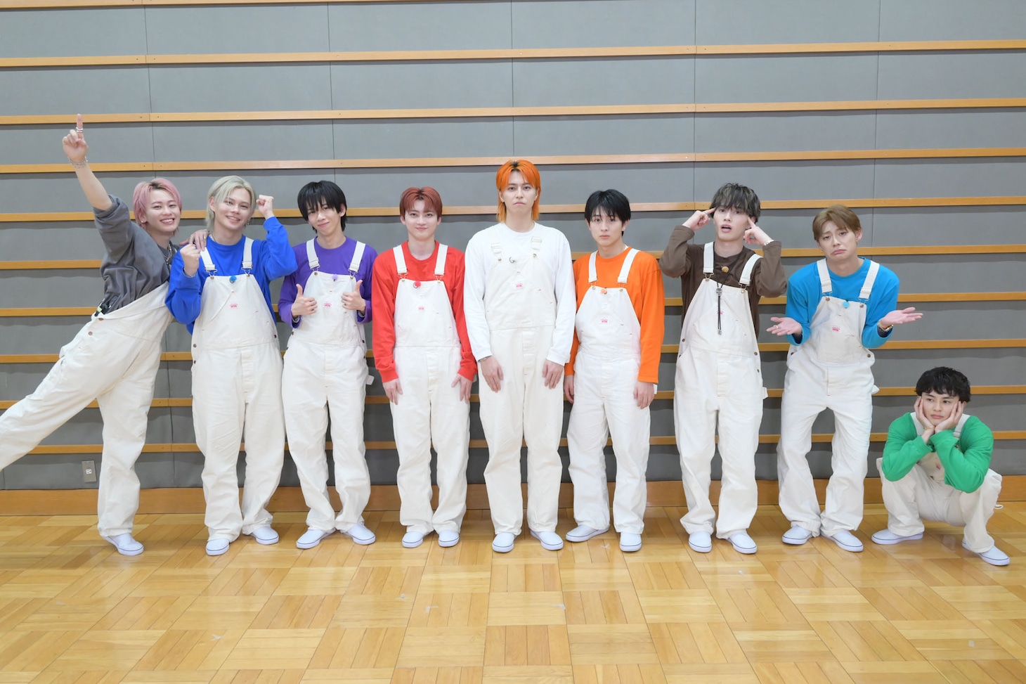 左から右へ、去年の運勢ランキング順で並ぶ超特急。