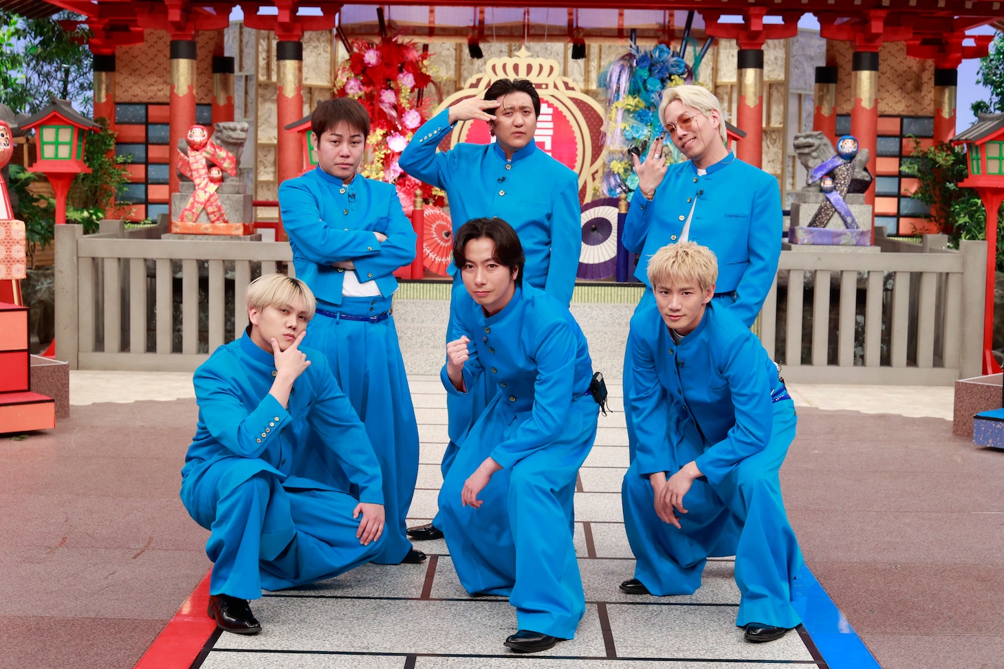 チームBLUE。上段左から井上裕介、栗谷、Den、下段左から佐々木大光、河合郁人、浦川翔平。 ©︎フジテレビ