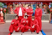 チームRED。上段左からジャンボたかお、村上健志、狩野英孝、下段左から砂田将宏、吉澤閑也、松倉海斗。 ©︎フジテレビ