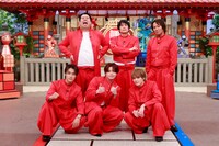 チームRED。上段左からジャンボたかお、村上健志、狩野英孝、下段左から砂田将宏、吉澤閑也、松倉海斗。 ©︎フジテレビ