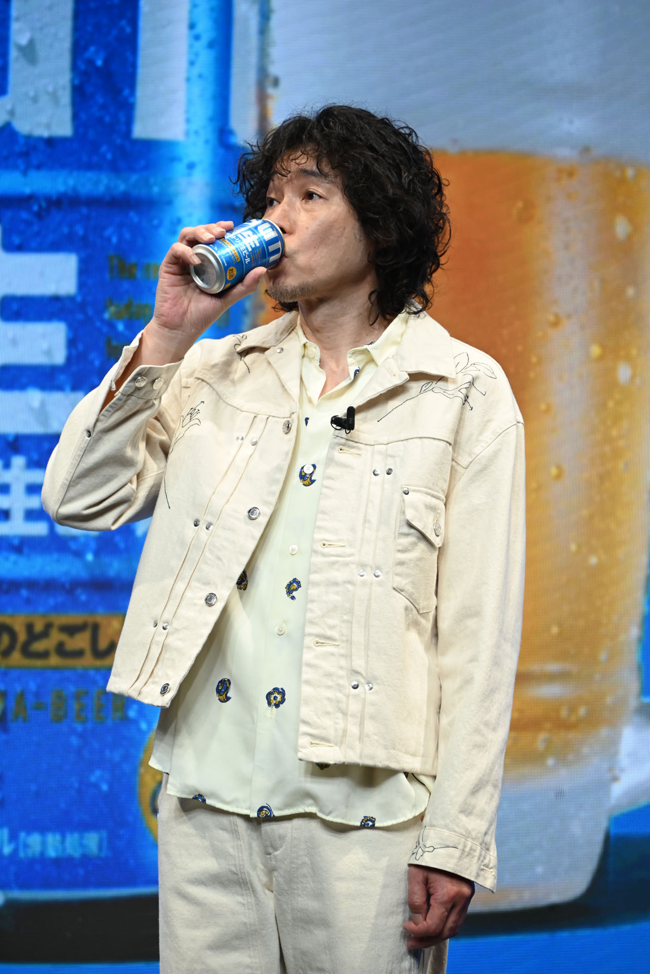 サントリー生ビールを試飲する斉藤和義。