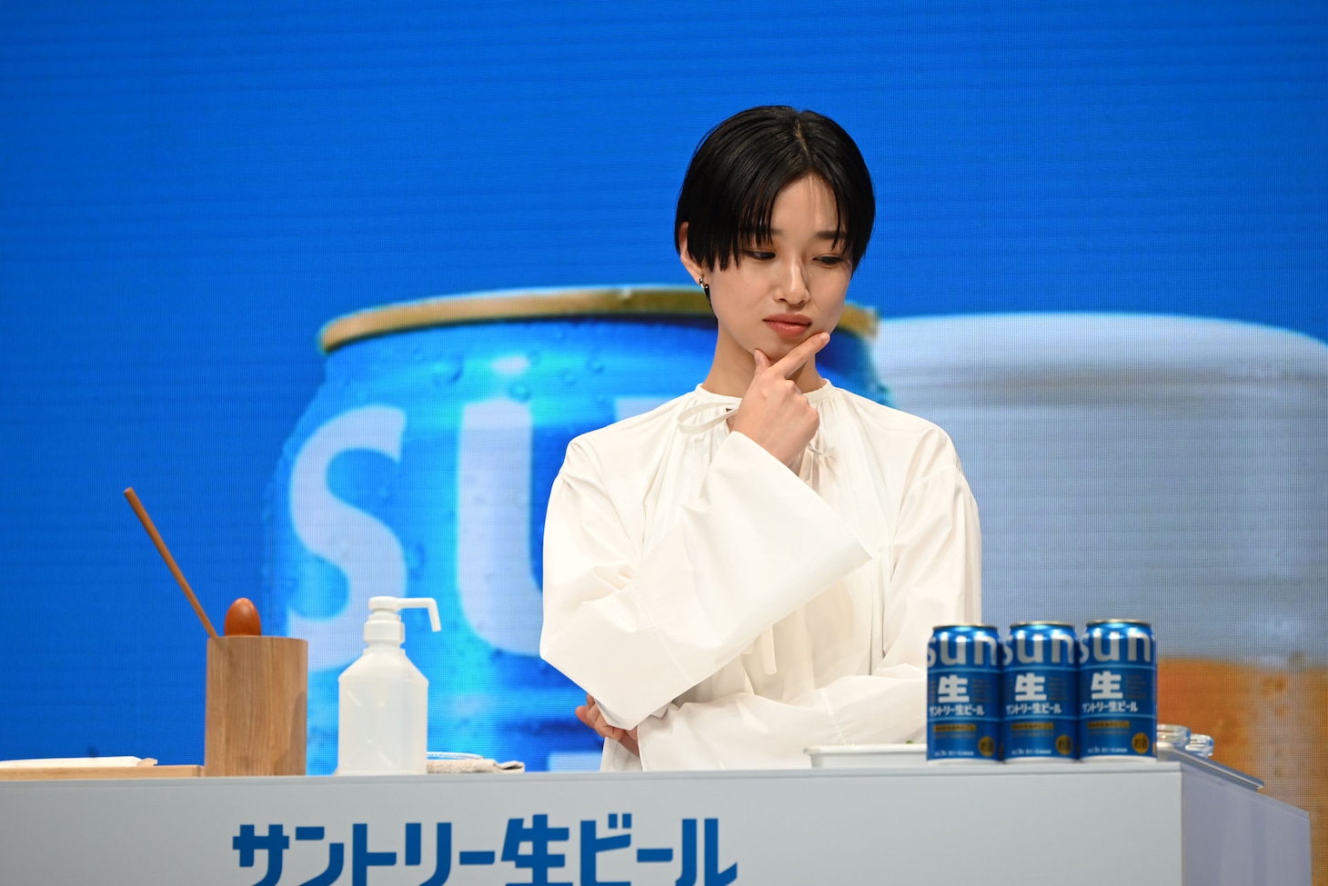 食材を前に悩む河合優実。