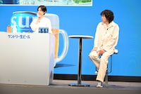 斉藤和義のツッコミに内緒のポーズをする河合優実。