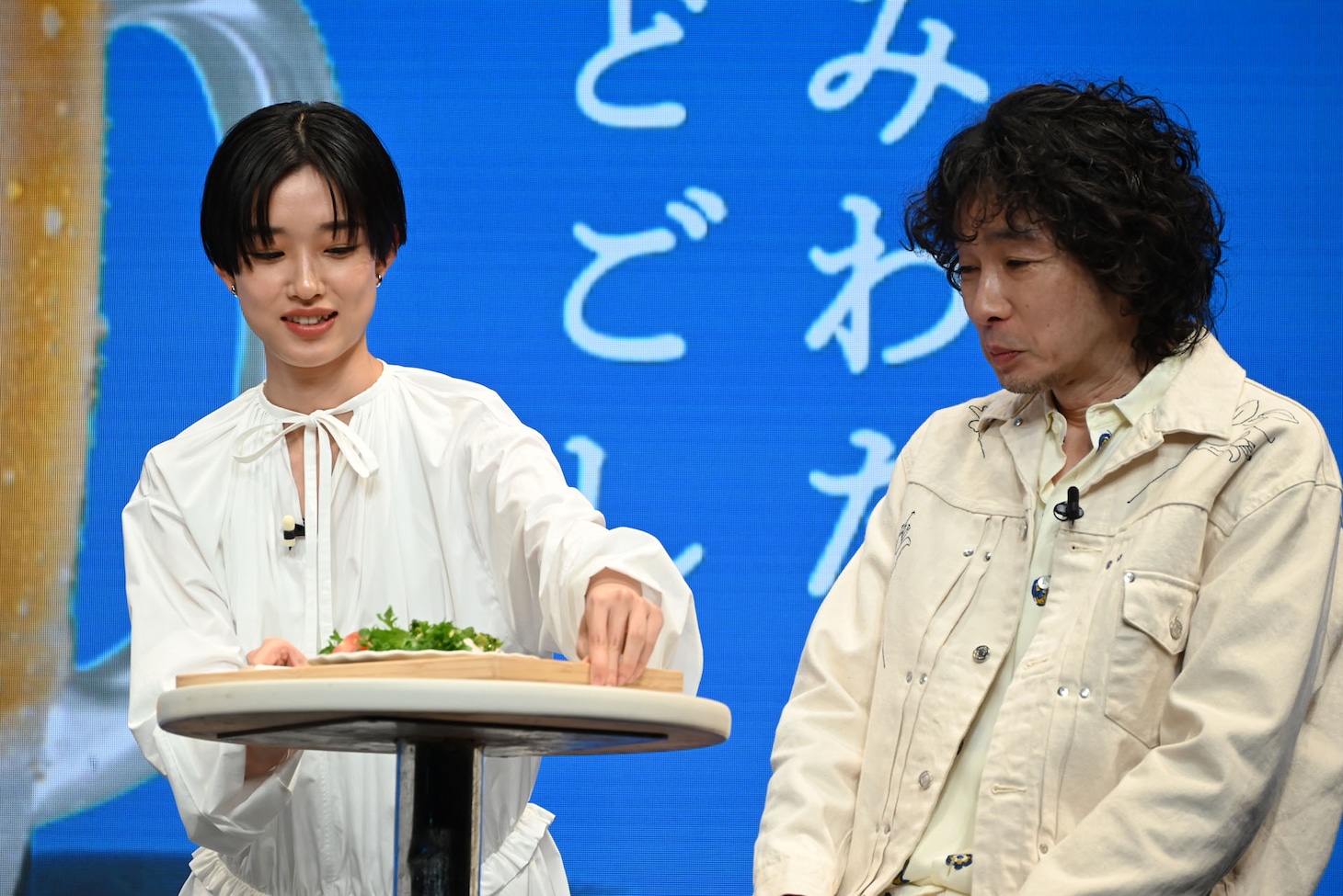 斉藤和義にお手製おつまみをふるまう河合優実。