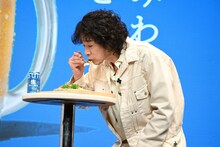 おつまみを試食する斉藤和義。