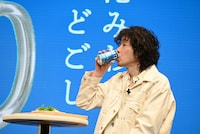 サントリー生ビールを試飲する斉藤和義。