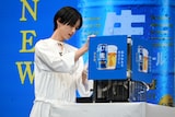 ビールサーバーでビールを注ぐ河合優実。