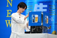 ビールサーバーでビールを注ぐ河合優実。
