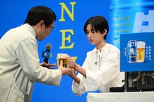 シソンヌじろうにビールをふるまう河合優実。