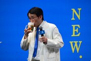 河合優実が注いだビールをのむじろう。