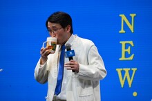河合優実が注いだビールをのむじろう。