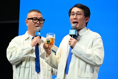 「沁みわたる喉越しー！」と叫ぶじろう（シソンヌ）。