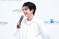 司会者から美しい肌を大絶賛され、照れ笑いする長尾謙杜。