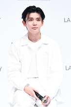 ハイチェアに座った長尾謙杜（なにわ男子）。