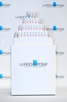 「ラロッシュポゼ トーンアップUV」からなるタワー。