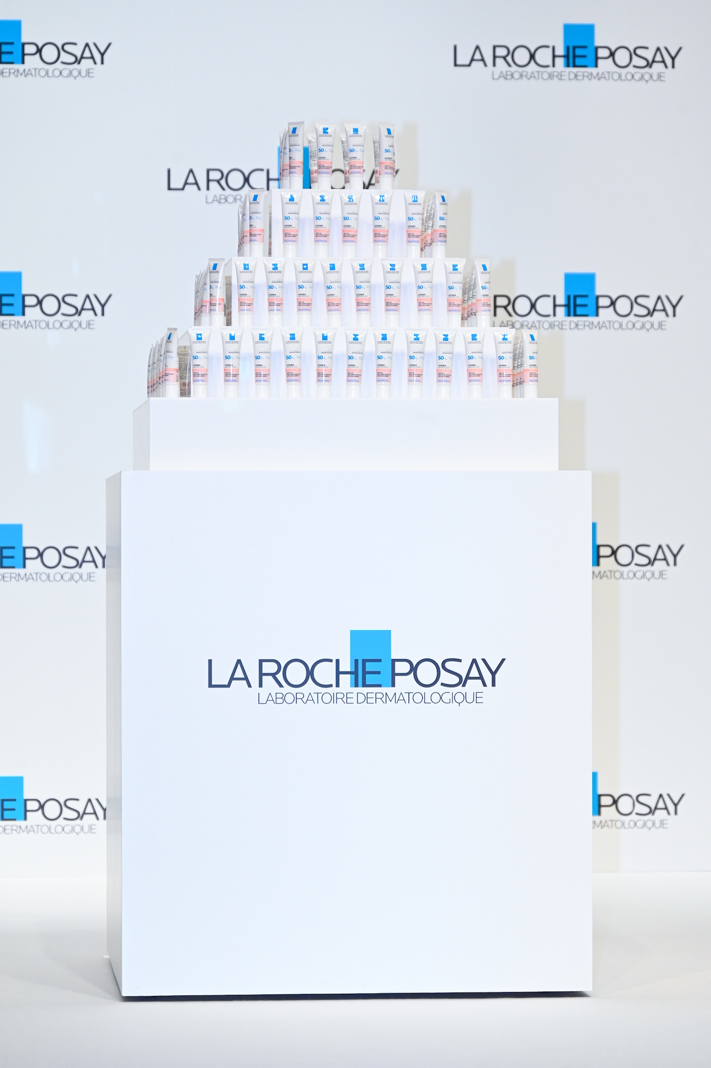 「ラロッシュポゼ トーンアップUV」からなるタワー。