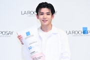 ラロッシュポゼの巨大ボトルを手にほほえむ長尾謙杜。