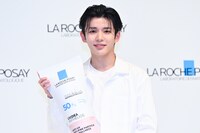 ラロッシュポゼの巨大ボトルを手にほほえむ長尾謙杜。