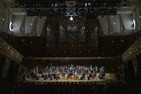 舞台上でスタンバイする藤原いくろうと東京シティ・フィルハーモニック管弦楽団。