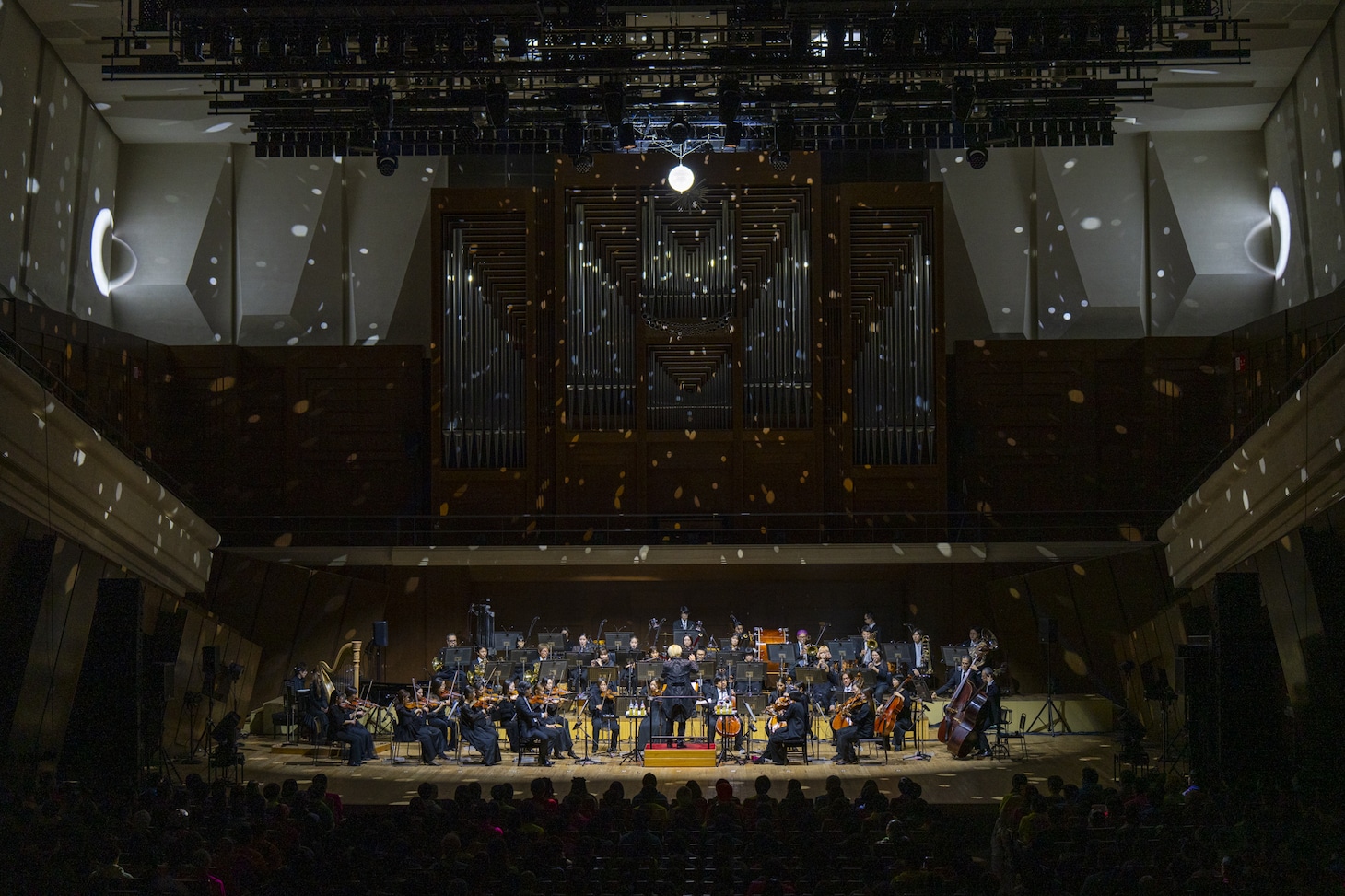 舞台上でスタンバイする藤原いくろうと東京シティ・フィルハーモニック管弦楽団。