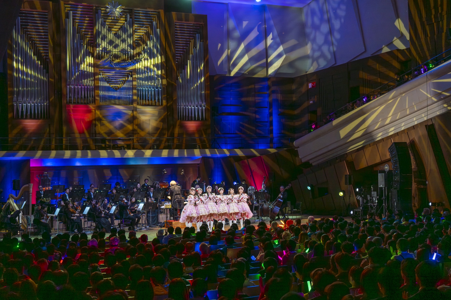 「遠くであがる花火 二人並んで見てた」を披露する超ときめき♡宣伝部。