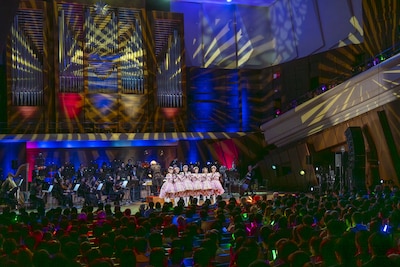 「遠くであがる花火 二人並んで見てた」を披露する超ときめき♡宣伝部。