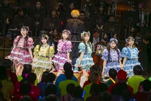 「Dear friend」を披露する超ときめき♡宣伝部。