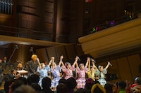 観客に挨拶をする超ときめき♡宣伝部。