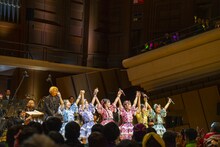 観客に挨拶をする超ときめき♡宣伝部。