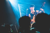 リューセー（B, Cho）（撮影：小野秀梧）（@onoshuugo_photo［X、Instagram］）