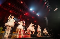 ぬいぐるみを次々と客席に投げ入れるいぎなり東北産。